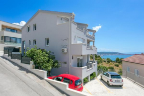 Apartments with a parking space Seget Donji, Trogir - 23273